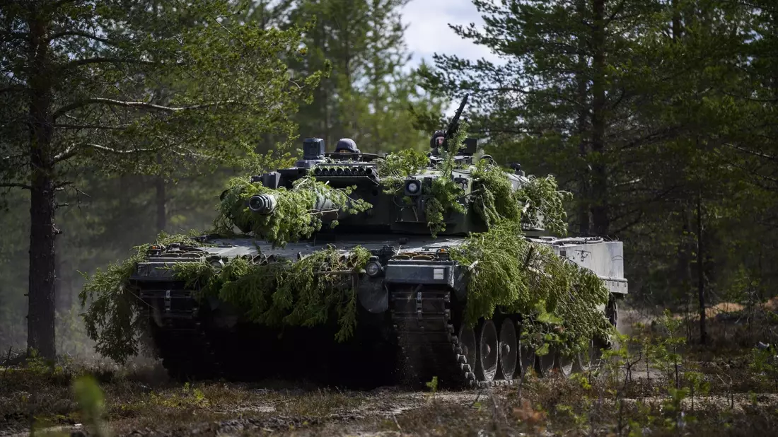 Ein finnischer Panzer Leopard 2A6 fährt während eines Nato-Manövers durch einen Wald. (Archivbild) - Bild: Jouni Porsanger//dpa