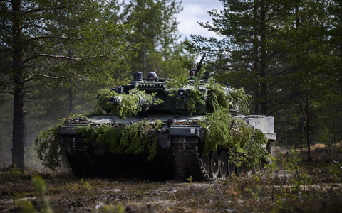 Ein finnischer Panzer Leopard 2A6 fährt während eines Nato-Manövers durch einen Wald. (Archivbild) - Foto: Jouni Porsanger//dpa
