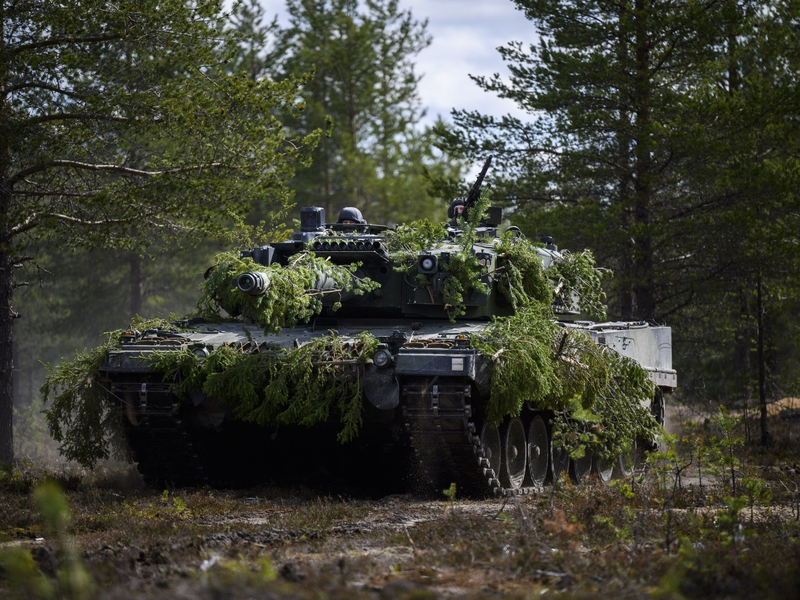 Ein finnischer Panzer Leopard 2A6 fährt während eines Nato-Manövers durch einen Wald. (Archivbild) - Foto: Jouni Porsanger//dpa