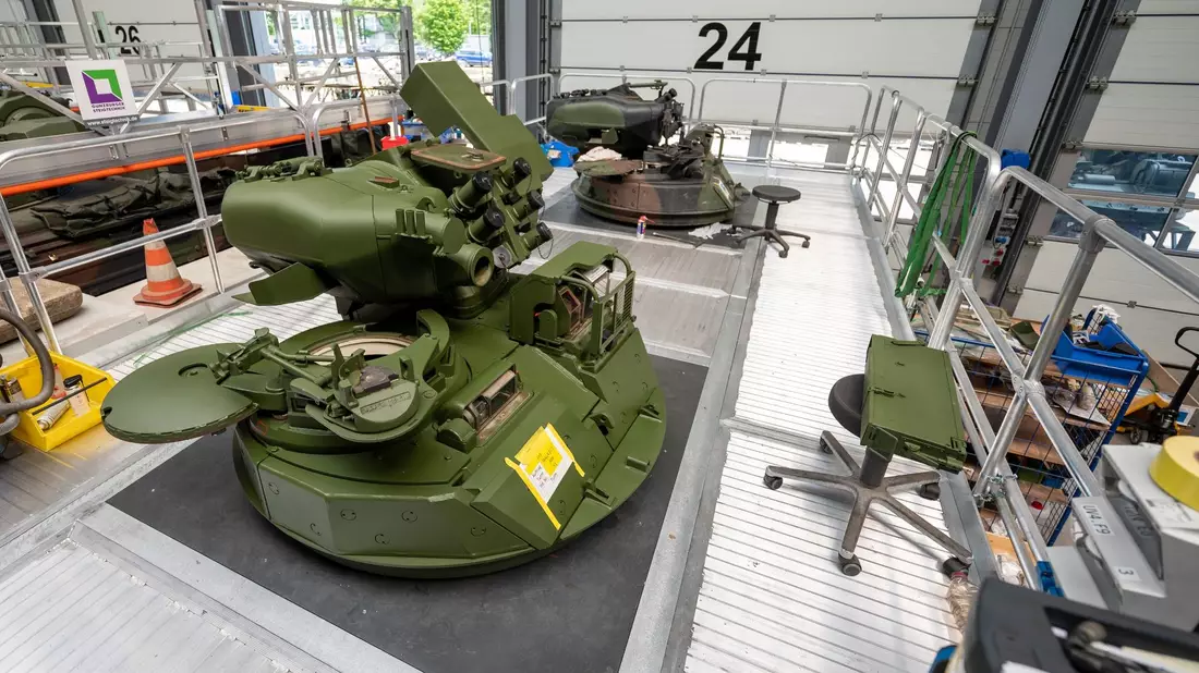 Türme vom Schützenpanzer Marder stehen zur Aufbereitung in einer Halle von Rheinmetall. - Bild: Philipp Schulze/dpa