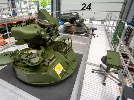 Türme vom Schützenpanzer Marder stehen zur Aufbereitung in einer Halle von Rheinmetall. - Foto: Philipp Schulze/dpa