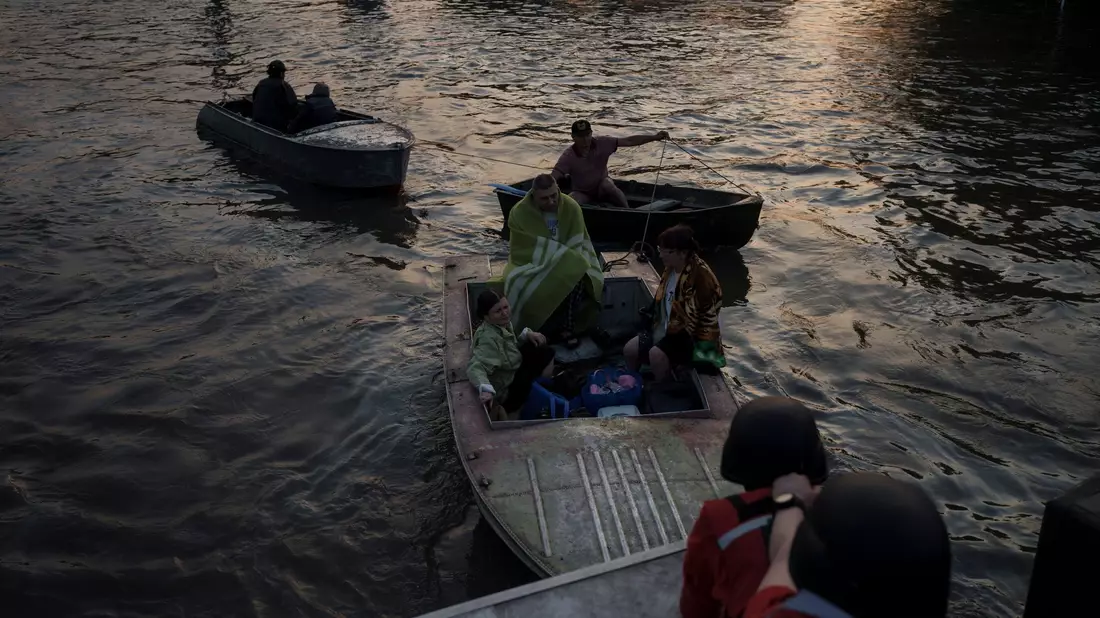 Rettungskräfte versuchen, Boote mit Bewohnern abzuschleppen. - Bild: Felipe Dana/AP/dpa