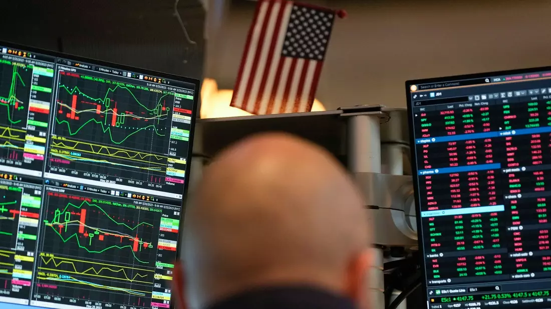 Ein Händler arbeitet auf dem Parkett der New Yorker Börse. - Bild: Seth Wenig/AP/dpa