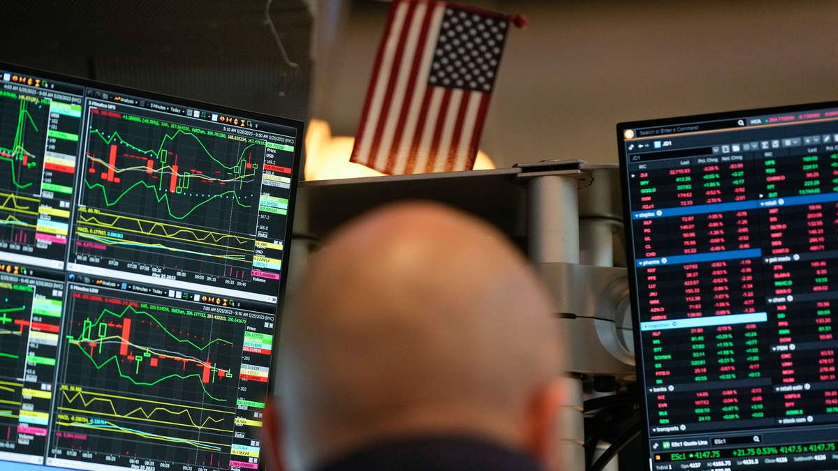 Ein Händler arbeitet auf dem Parkett der New Yorker Börse. - Foto: Seth Wenig/AP/dpa