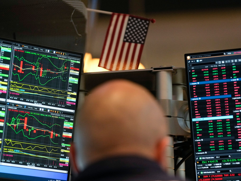 Ein Händler arbeitet auf dem Parkett der New Yorker Börse. - Foto: Seth Wenig/AP/dpa