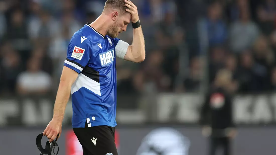 Auch der frühe Treffer von Fabian Klos konnte den Bielefelder Abstieg nicht abwenden. - Bild: Friso Gentsch/dpa