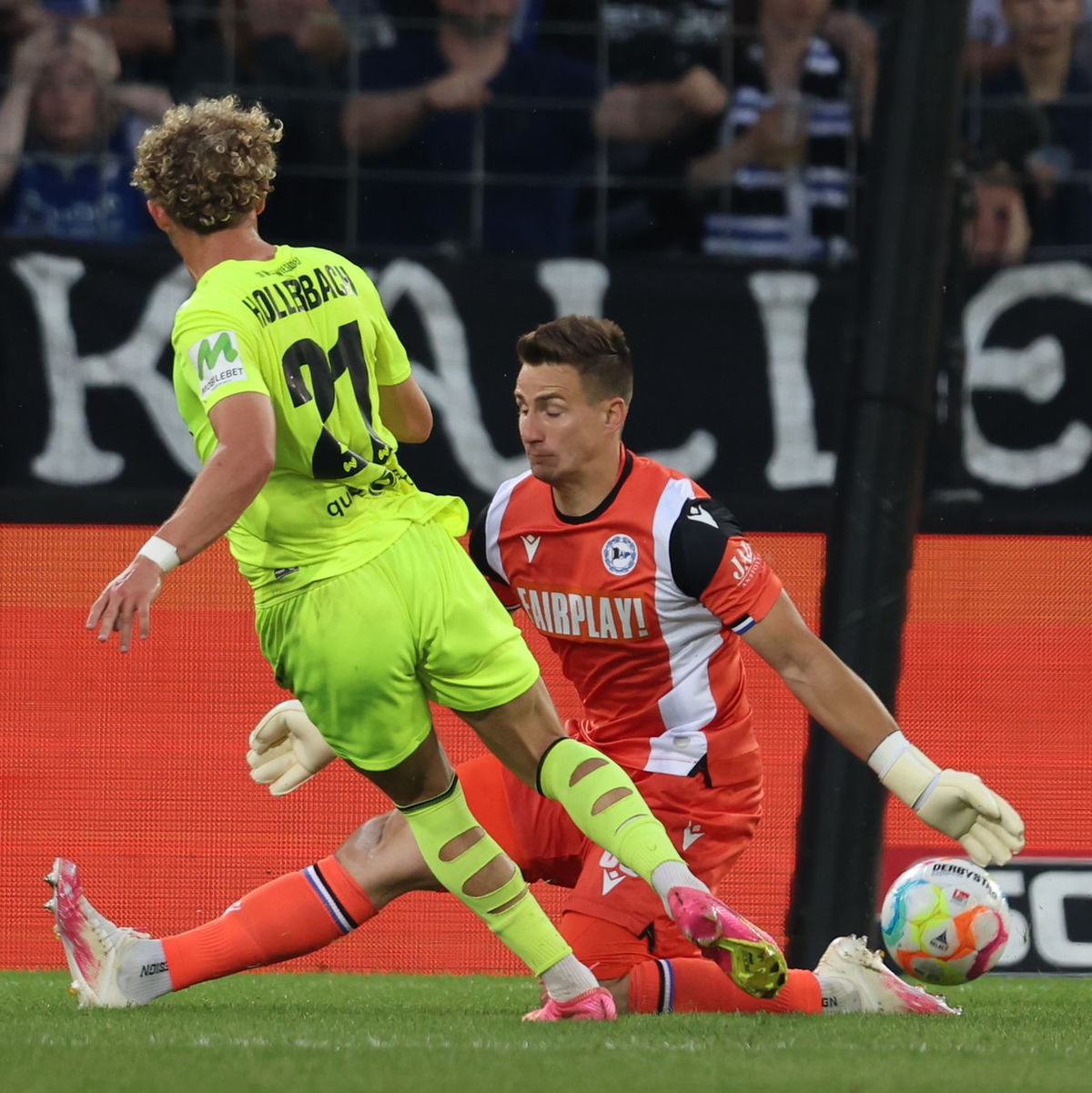Benedict Hollerbach (l) erzielte beide Treffer für Wehen Wiesbaden. - Foto: Friso Gentsch/dpa