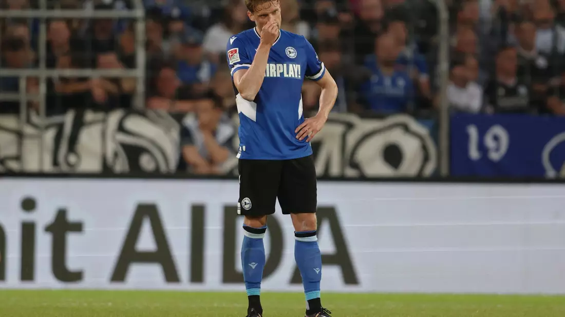 Arminia Bielefeld steigt in die 3. Liga ab. - Bild: Friso Gentsch/dpa