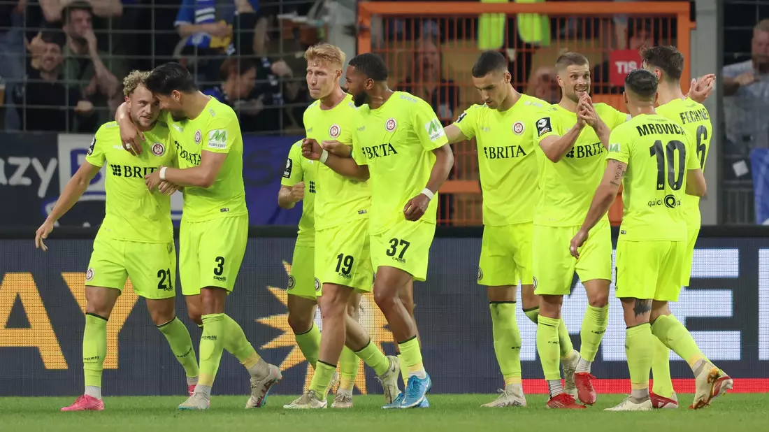 SV Wehen Wiesbaden feiert nach zwei überzeugenden Auftritten den Aufstieg in die 2. Bundesliga. - Bild: Friso Gentsch/dpa