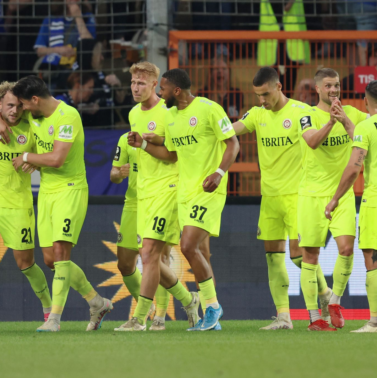 SV Wehen Wiesbaden feiert nach zwei überzeugenden Auftritten den Aufstieg in die 2. Bundesliga. - Foto: Friso Gentsch/dpa