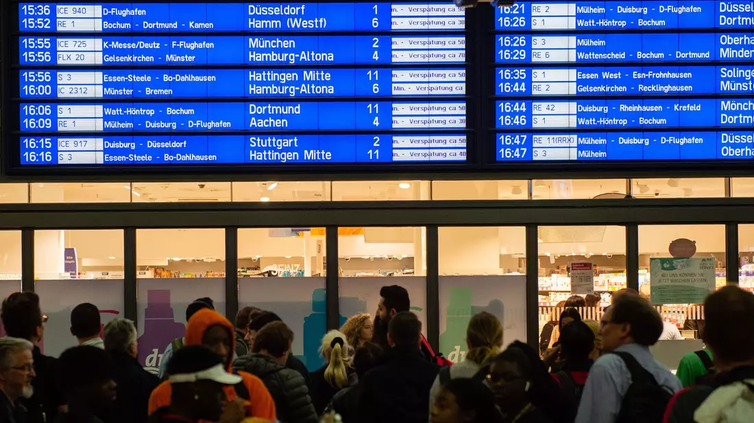 Zugverspätungen am Hauptbahnhof in Essen. In manchen Fällen entfällt künftig der Entschädigungsanspruch. - Bild: Lisa Ducret/dpa