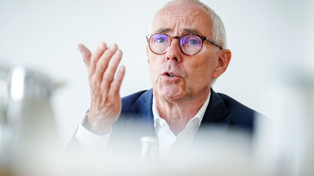 Peter Adrian, Präsident des Deutschen Industrie- und Handwerkskammertags (DIHK), will in Peking mit Vertretern aus Wirtschaft und Politik in einen Dialog treten. - Foto: Kay Nietfeld/dpa