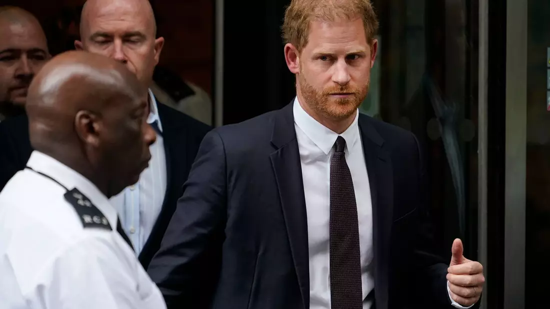 Prinz Harry wirft den MGN-Blättern «Daily Mirror», «Sunday Mirror» und «People» vor, ihn jahrelang bespitzelt zu haben. - Bild: Alberto Pezzali/AP/dpa