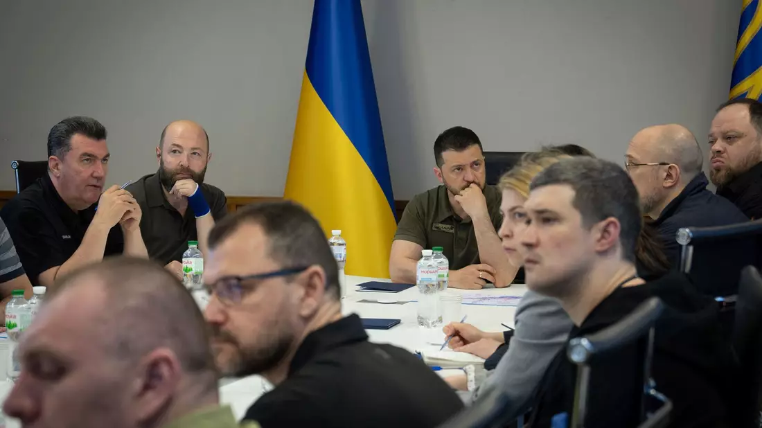 Die Ukraine wird sich laut Präsident Wolodymyr Selenskyj auch durch die Explosion des Staudamms am Dnipro nicht an der Rückeroberung besetzter Gebiete hindern lassen. - Bild: Uncredited/Ukrainian Presidential Office/AP