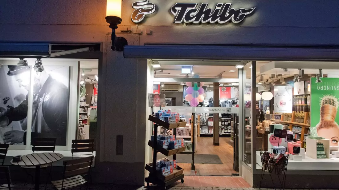 Eine «Tchibo»-Filiale in der Greifswalder Innenstadt. - Bild: Stefan Sauer/dpa-Zentralbild/dpa