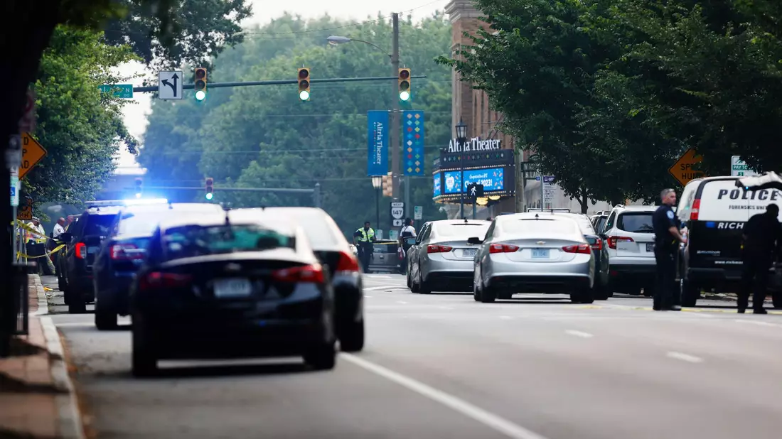 Einsatzwagen der Polizei stehen vor dem Gebäude in Richmond im US-Bundesstaat Virginia, wo zwei Menschen erschossen wurden. - Bild: Mike Kropf/Richmond Times-Dispatch/AP/dpa