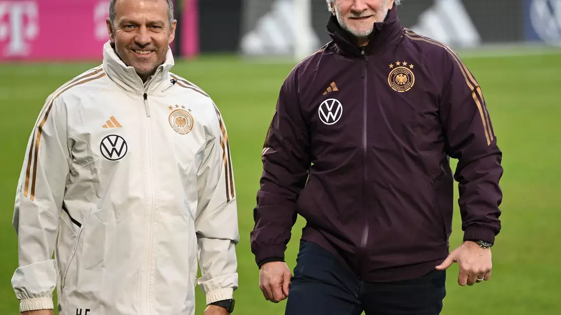 Bundestrainer Hansi Flick (l) und DFB-Sportdirektor Rudi Völler. - Bild: Arne Dedert/dpa