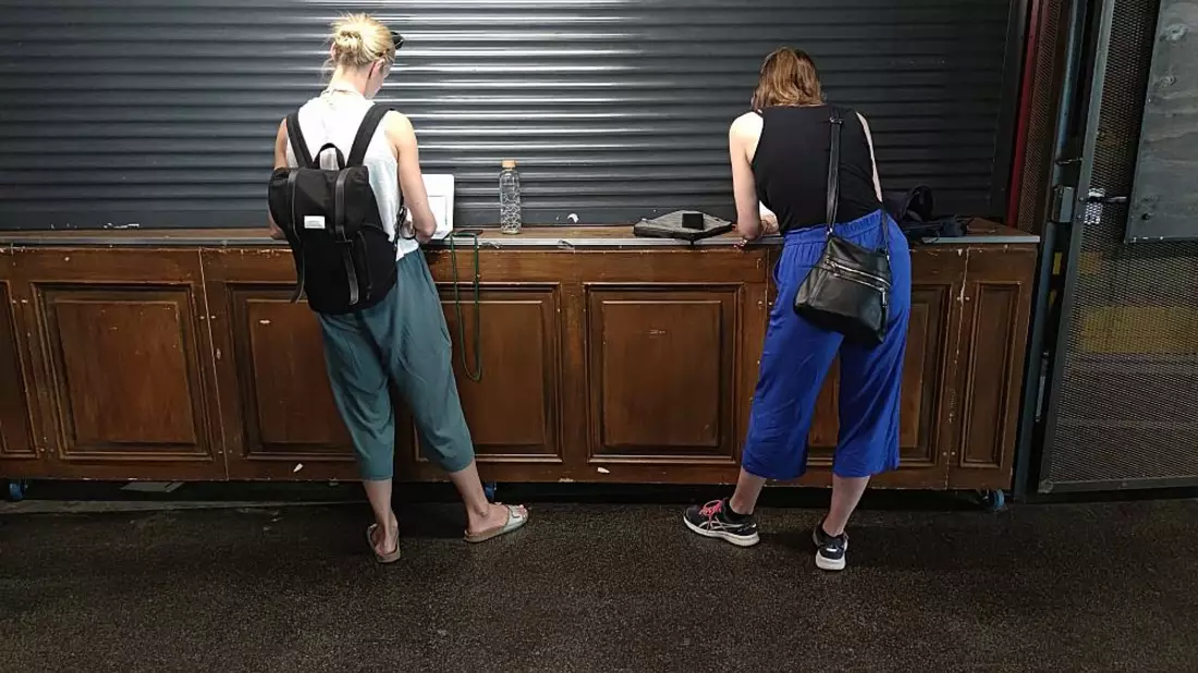 Zwei Frauen mit Laptop - Bild: ?ber dts Nachrichtenagentur