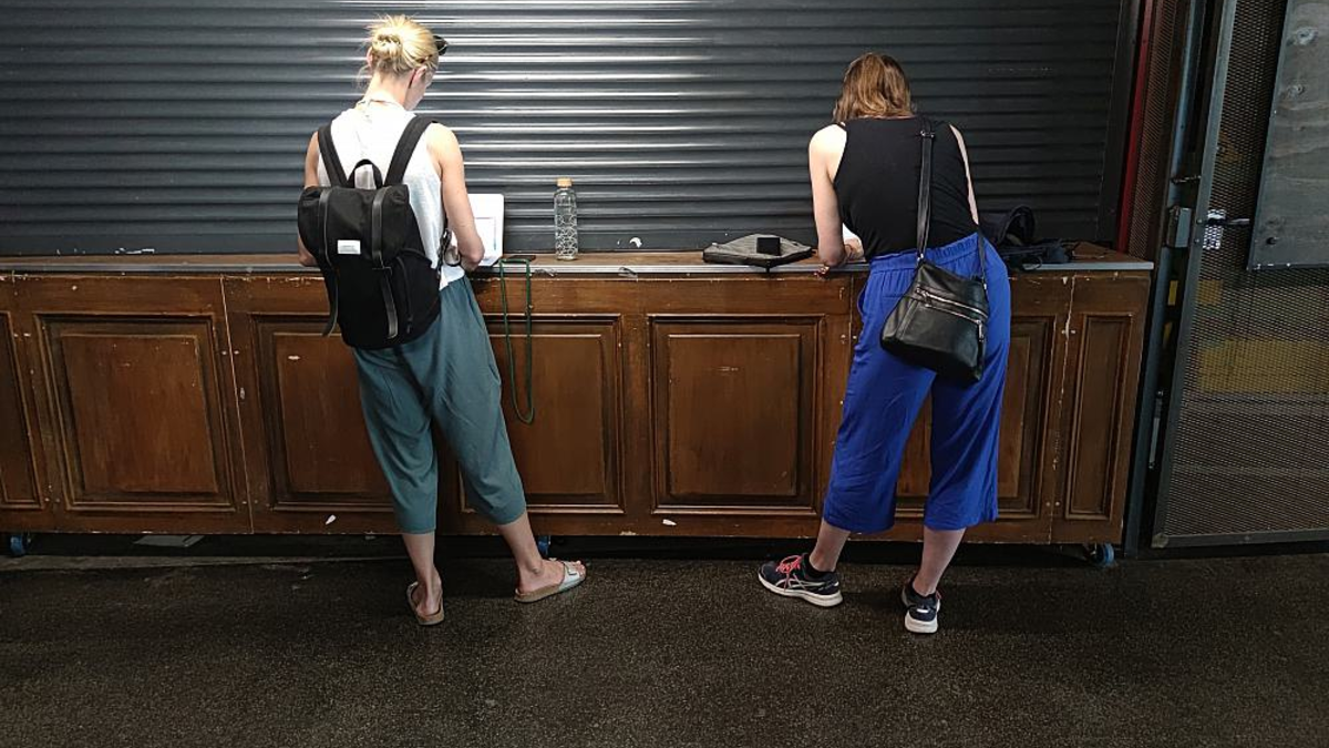 Zwei Frauen mit Laptop - Foto: ?ber dts Nachrichtenagentur