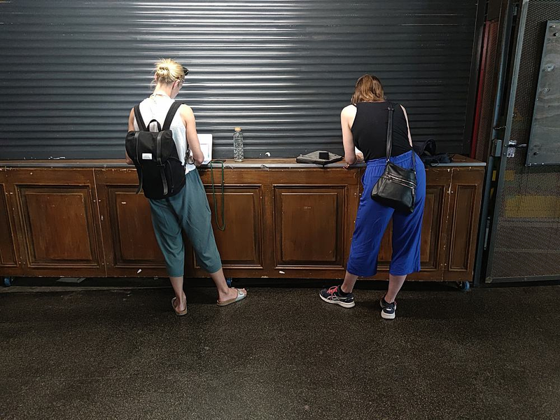 Zwei Frauen mit Laptop - Foto: ?ber dts Nachrichtenagentur