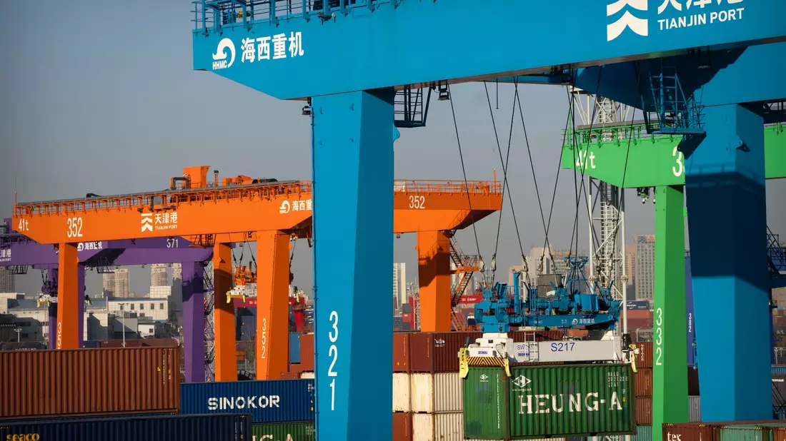 Ein Kran hebt einen Schiffscontainer im Containerhafen in Tianjin: Der chinesische Außenhandel schwächelt. - Bild: Mark Schiefelbein/AP/dpa