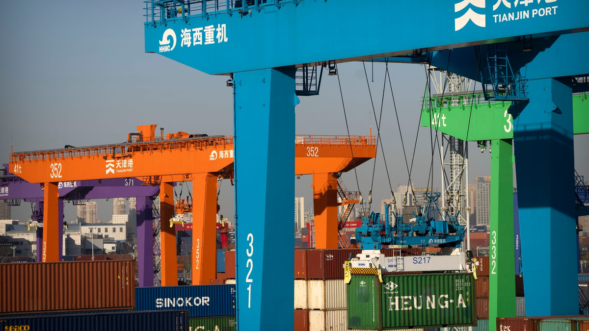 Ein Kran hebt einen Schiffscontainer im Containerhafen in Tianjin: Der chinesische Außenhandel schwächelt. - Foto: Mark Schiefelbein/AP/dpa