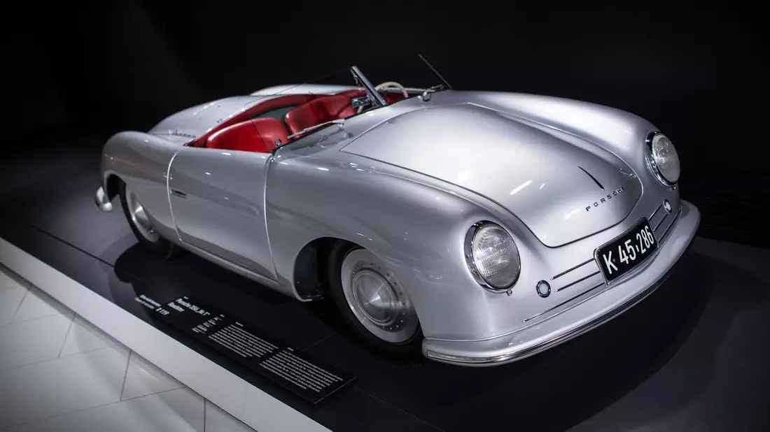 Der erste Porsche, ein Porsche 356 «Nr. 1» Roadster, ist im Porsche Museum ausgestellt. - Bild: Christoph Schmidt/dpa