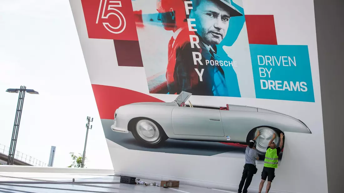 Der erste Porsche auf einem Plakat: Jetzt wird der Hersteller 75 Jahre alt. - Bild: Christoph Schmidt/dpa