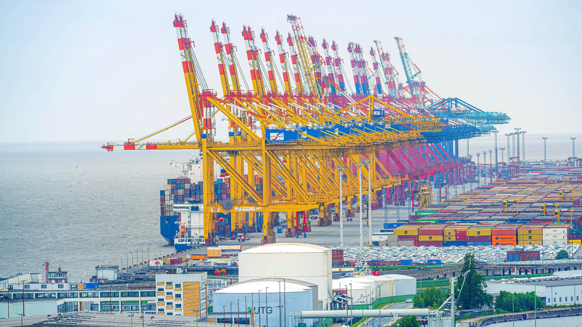 Der OECD zufolge dürfte sich die Weltwirtschaft in diesem Jahr langsam erholen. - Foto: Sina Schuldt/dpa/Symbolbild