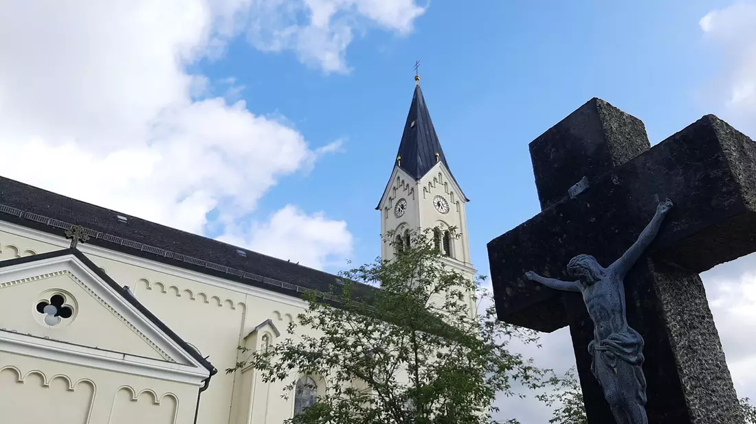 Die Kirche St. Nikolaus: Hier wurde ein wegen sexuellen Missbrauchs verurteilter katholischer Priester eingesetzt. Eines seiner mutmaßlichen Opfer verklagt die Kirche nun. - Bild: Britta Schultejans/dpa