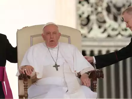 Papst Franziskus fordert von Kardinälen Sparsamkeit. - Foto: Andrew Medichini/AP
