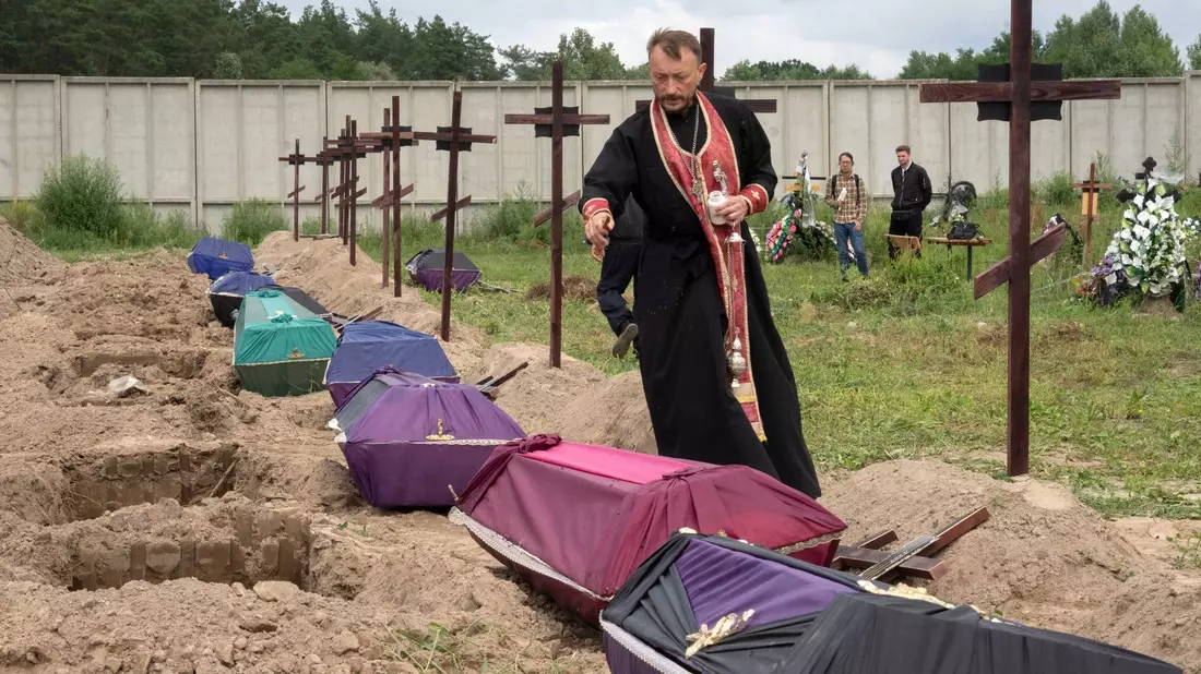 Im Zuge des russischen Angriffskrieges wurden viele Menschen getötet. - Bild: Efrem Lukatsky/AP/dpa