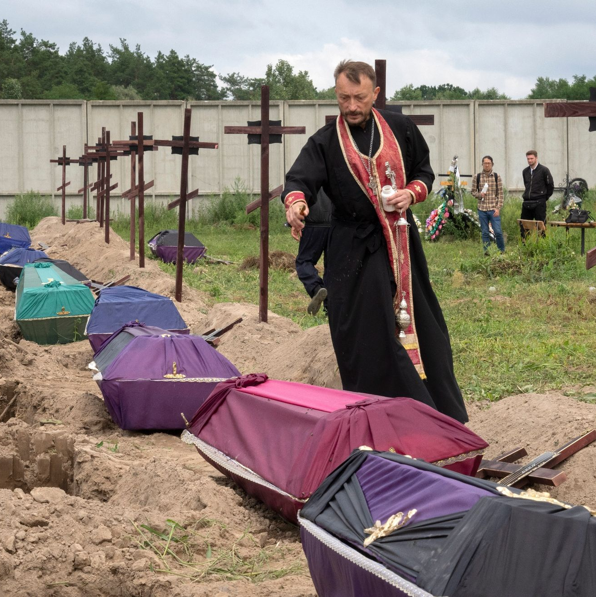 Im Zuge des russischen Angriffskrieges wurden viele Menschen getötet. - Foto: Efrem Lukatsky/AP/dpa