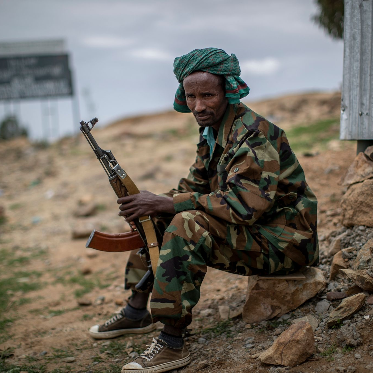 Der Krieg in Äthiopien zwischen der Volksbefreiungsfront von Tigray (TPLF) und der Regierung tobt seit Ende 2020: Ein Kämpfer der TPLF sitzt an seinem Wachposten am Rande der Stadt Hawzen. - Foto: Ben Curtis/AP/dpa