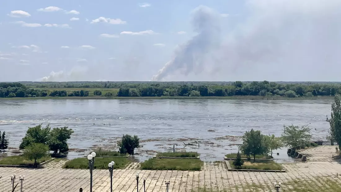 Der Dnipro tritt nach der Sprengung des Kachowka-Staudamms über die Ufer. - Bild: --/kyodo/dpa