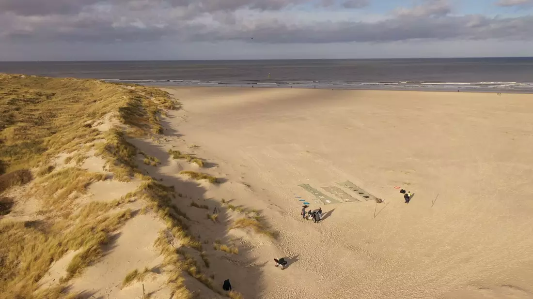 Der Versuchsaufbau aus der Vogelperspektive am Strand von Spiekeroog. - Bild: Robert Krell/everwave/DFKI/dpa