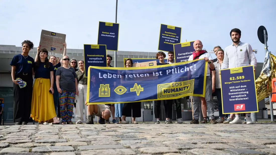 Aktivisten der zivilen Seenotrettungsorganisation SOS Humanity setzen sich für eine europäisch koordinierte Seenotrettung von Flüchtlingen aus dem Mittelmeer ein. - Bild: Bernd von Jutrczenka/dpa