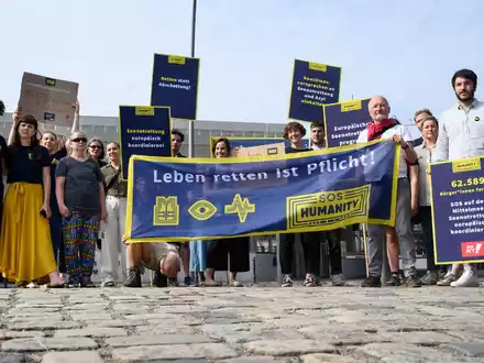 Aktivisten der zivilen Seenotrettungsorganisation SOS Humanity setzen sich für eine europäisch koordinierte Seenotrettung von Flüchtlingen aus dem Mittelmeer ein. - Foto: Bernd von Jutrczenka/dpa