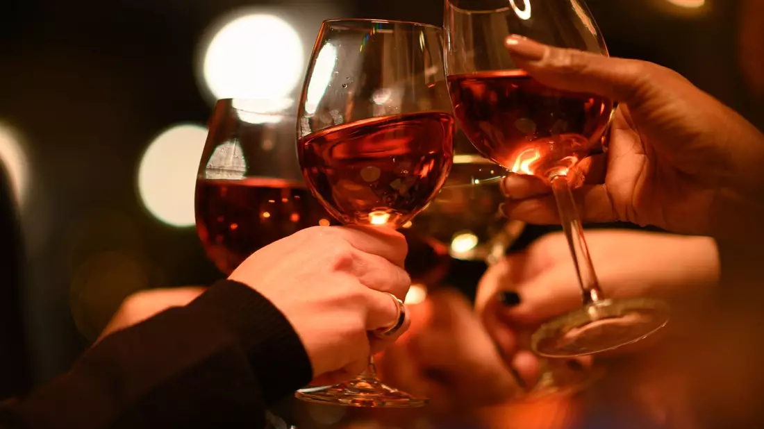 Anstoßen am Abend: Nach dem Verzehr von gepanschtem Alkohol sind in Russland mehrere Menschen gestorben. (Symbolbild) - Bild: Robert Michael/dpa-Zentralbild/dpa