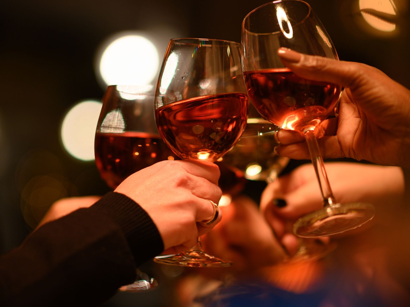 Anstoßen am Abend: Nach dem Verzehr von gepanschtem Alkohol sind in Russland mehrere Menschen gestorben. (Symbolbild) - Foto: Robert Michael/dpa-Zentralbild/dpa