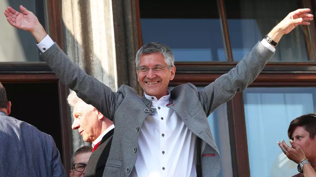 Bayern Münchens Präsident Herbert Hainer jubelt nach der Meisterschaft auf dem Rathaus-Balkon. - Bild: Karl-Josef Hildenbrand/dpa