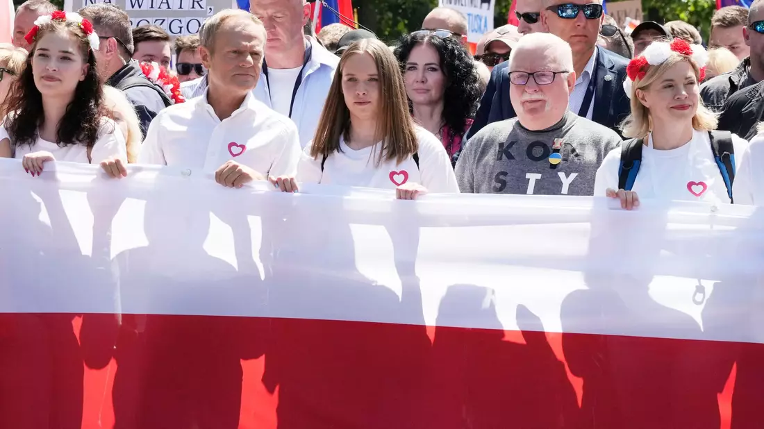 Oppositionspolitiker Donald Tusk (2.v.l) nimmt an der Seite von Polens Ex-Präsident Lech Walesa (2.v.r) und anderen Demonstranten an einem Protest gegen die Politik der PiS-Regierung teil. - Bild: Czarek Sokolowski/AP/dpa