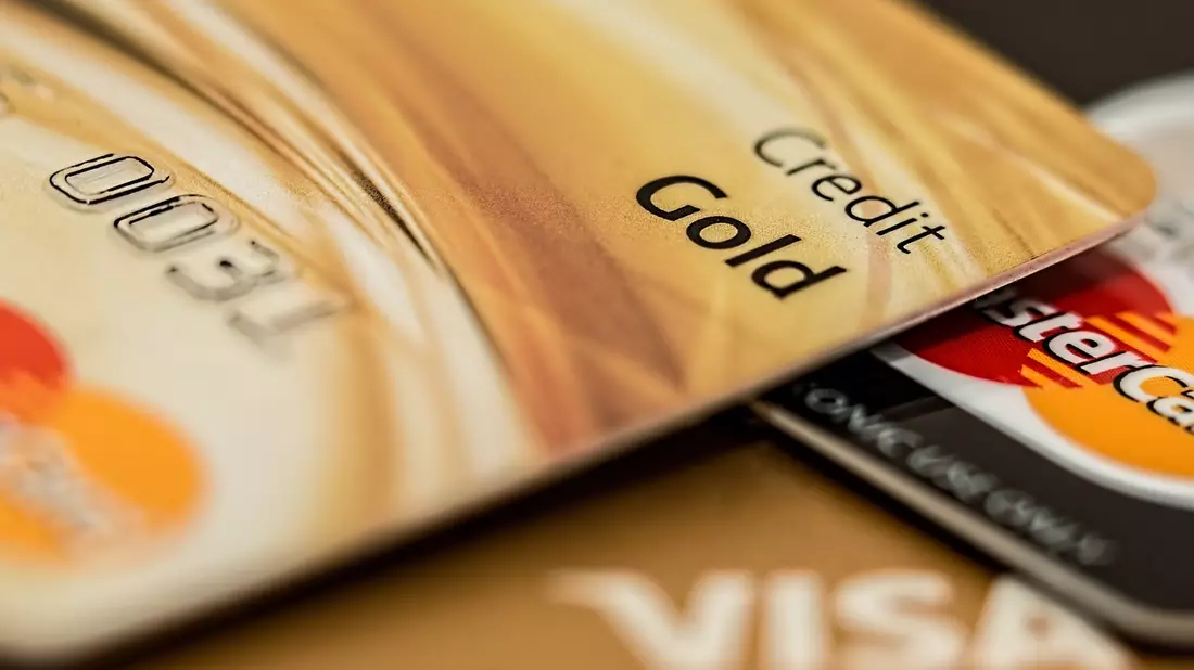 Der Verfügungsrahmen kann dabei helfen, die Kreditkarte bewusster und risikofrei zu nutzen. - Bild: https://pixabay.com/de/photos/kreditkarte-master-card-visa-karte-1520400/