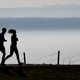 Wenn Frau und Mann zusammen joggen, hat das nicht dieselbe Wirkung. (Illustration) - Foto: Felix Kästle/dpa