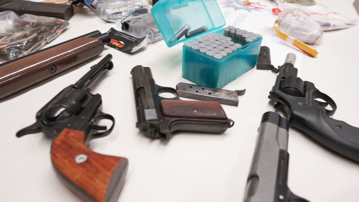 Handfeuerwaffen und Munition. (Symbolbild) - Foto: -/Polizei Bayern/dpa