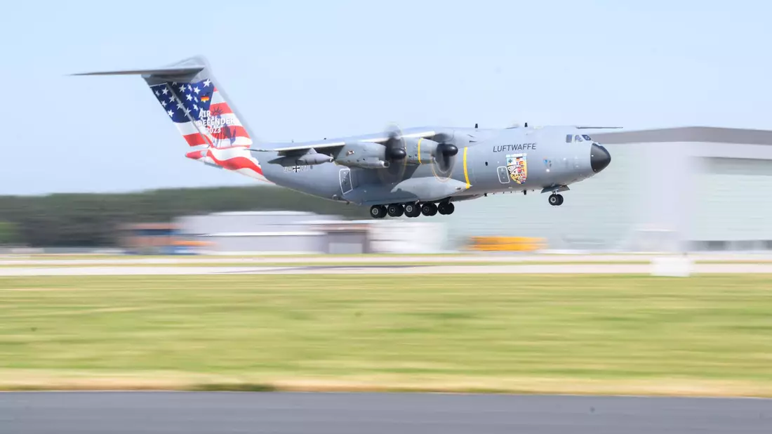 Zwei Airbus A400M der Luftwaffe. - Bild: Julian Stratenschulte/dpa