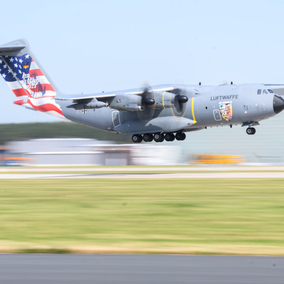 Zwei Airbus A400M der Luftwaffe. - Foto: Julian Stratenschulte/dpa