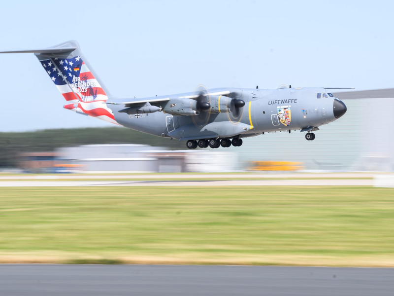 Zwei Airbus A400M der Luftwaffe. - Foto: Julian Stratenschulte/dpa