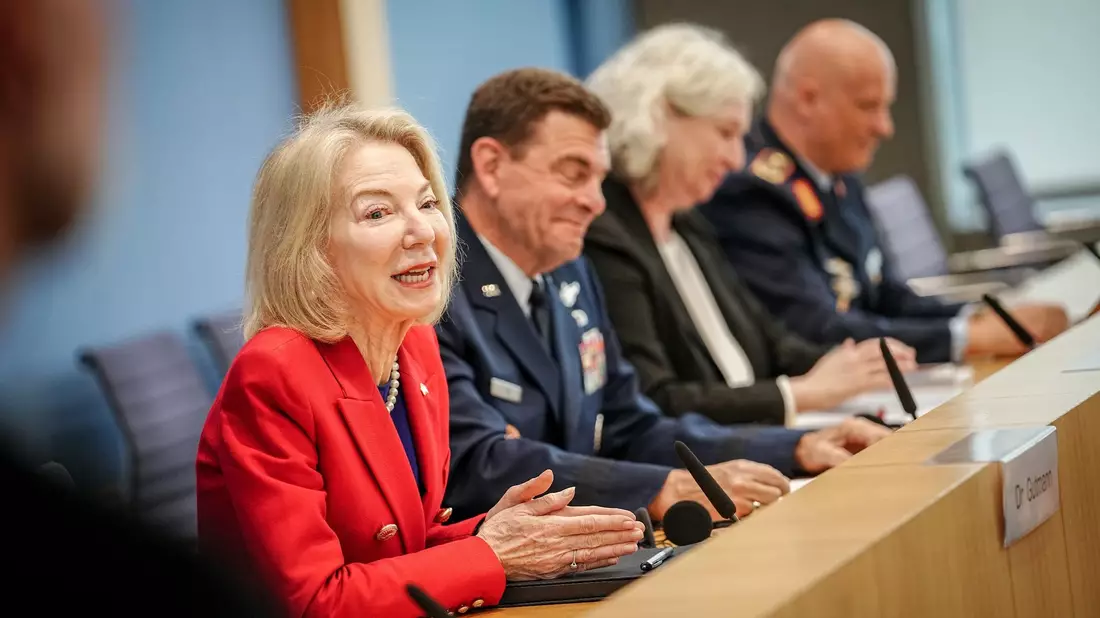 Amy Gutmann (l-r), US-Botschafterin, Michael A. Loh, Generalleutnant und Director US Air National Guard, Ute Welty, Moderatorin in der Bundespressekonferenz, Ingo Gerhartz, Generalleutnant und Inspekteur der Luftwaffe, nehmen an der Pressekonferenz zum Internationalen Luftwaffen-Manöver «Air Defender 2023» teil. - Bild: Kay Nietfeld/dpa