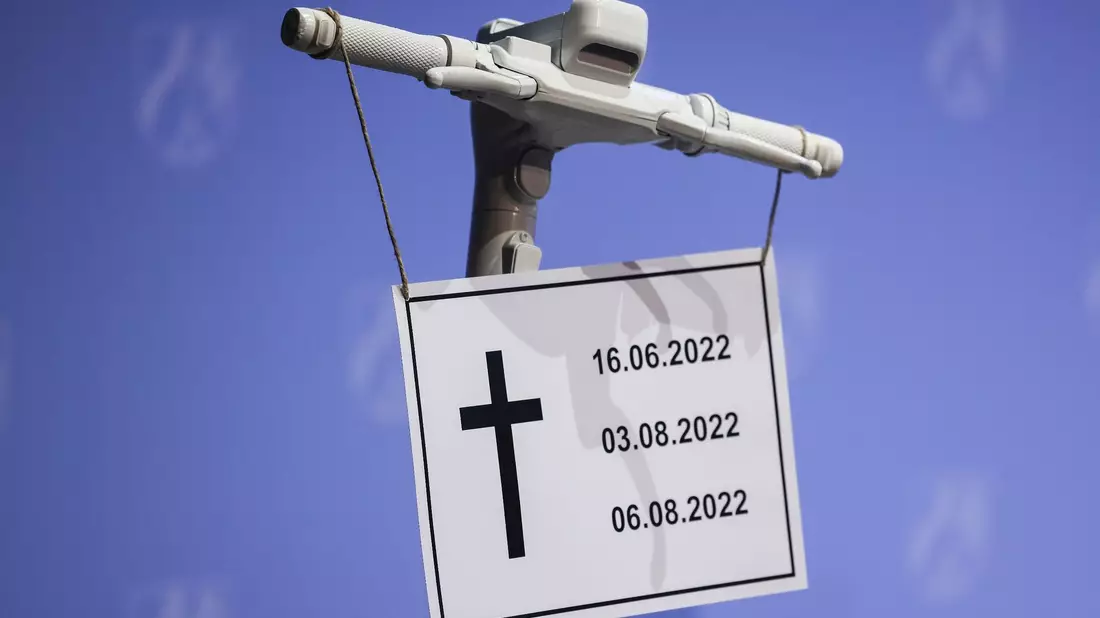 Ein Schild an einem Roller erinnert an drei im vergangenen Jahr in Nordrhein-Westfalen gestorben Scooter-Fahrer. (Symbolbild) - Bild: Oliver Berg/dpa
